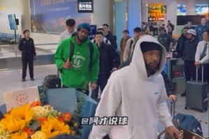 🤣辽宁队和新疆队同机抵达乌鲁木齐 被接机新疆球迷贴脸开大