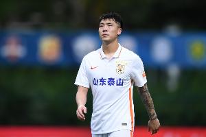 石柯出任右后卫！西海岸vs泰山官方首发图 石柯出现在右后卫位置