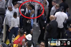 👀止疼药？莫兰特在球员通道前接受治疗 并往嘴里塞了一些东西