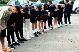 🙏王钰栋等浙江队球员来到俱乐部门口，鞠躬悼念布彭扎🕯️