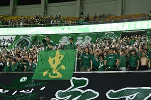 足球报：黄龙最后的回响“布彭扎”，但他再也听不到球迷的呐喊