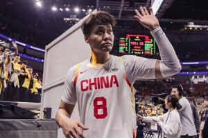 琼斯：赵睿是中国男篮未来的领袖 他很顽强、充满激情、讨厌输球