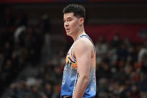 拼尽全力！阿不都16中5得到16分7板1助2断2帽