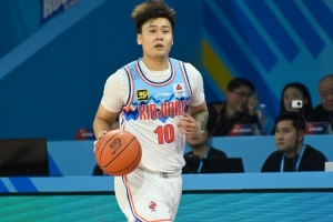 赵睿：膝盖部位还没有消肿 现在还打不了 我也想打但是运气不好