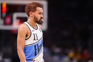 手感太差！特雷-杨半场11中2拿到12分3板5助1断 罚球8中7