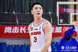 进攻低迷！胡明轩半场仅出手3次 得到3分3篮板2助攻