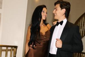婀娜多姿！迪巴拉与妻子一起走红毯参加劳伦斯颁奖典礼