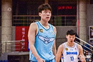 直播吧：杨瀚森将在参加完俱乐部赞助商活动后立马前往洛杉矶训练