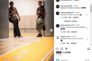 亚马尔社媒晒口衔玫瑰照片：周六、周六、周六💙❤️