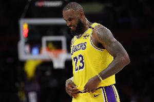 致敬传奇👑！詹姆斯季后赛100次半场砍20+ NBA历史第一人！