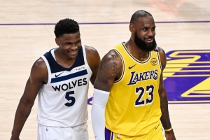 狼王🐺爱德华兹上半场9中6砍19+4+4 第二节3中3砍10分带队反超