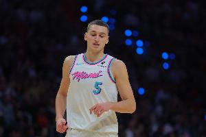 就你打得还行！约维奇15中8&4记三分拿下全场最高24分外加5篮板