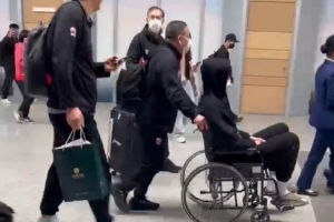 曾凡博回京之后一直是坐在轮椅上 很显然已经无法自己行走