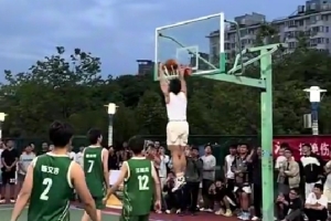 野球场上滑翔暴扣！矣进宏晒视频：这氛围太棒 珍惜当下