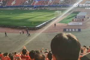 博主晒视频：河南队新帅丹尼尔-拉莫斯亮相航体，球迷鼓掌欢迎
