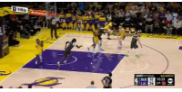 💪全场飞奔！詹姆斯抢板快下对抗上篮2+1&全场高呼MVP