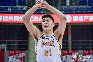 打得足够出色！刘传兴顶着漫天嘘声8中7高效拿下17分9篮板