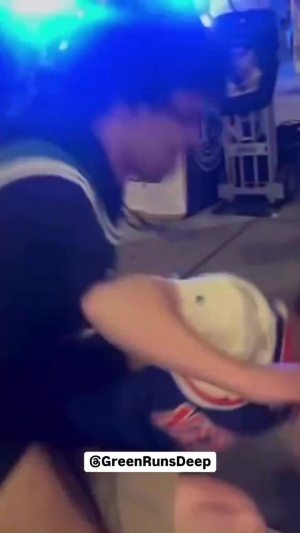 球队打不过？我来！凯密暴揍尼密 还有1名尼密被4名警察摁在地上