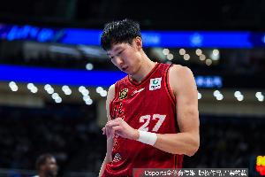 犯规困扰！周琦上半场拿到7分7板 出现3次犯规&下场时球队输10分