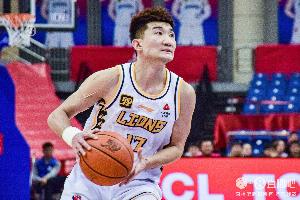 媒体人：广厦主动求变 孙铭徽主导提速 下半场北京需要见招拆招