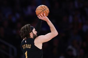 射手也发力！斯特鲁斯半场三分6中3贡献13分6板3助 正负值+29最高