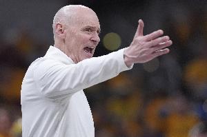 卡莱尔：今年我们见过所有类型的联防战术 骑士今晚打得很出色