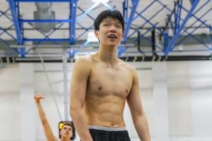花落谁家😍杨瀚森联合试训体测数据：裸足身高2米16 手掌第二大