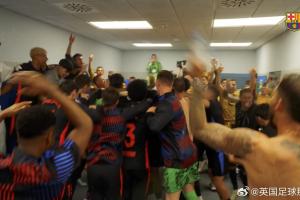 【名场面】队友疯狂庆祝冠军时，什琴斯尼静静坐在柜子顶上抽雪茄