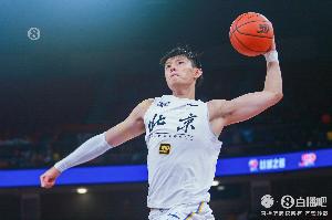 直播吧：曾凡博合同即将到期 今夏将继续冲击NBA 下赛季待定