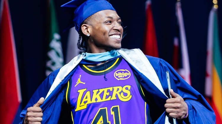 💜💛奥利瓦里攻下硕士学位 撕开学袍秀南湾湖人球衣😂