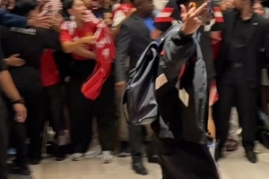 阿玛德回应竖中指：有人侮辱了我妈妈，我不会尊重那样的人