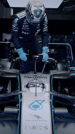 F1×欧冠🏎车手拉塞尔驾驶梅奔赛车，护送决赛用球前往安联球场