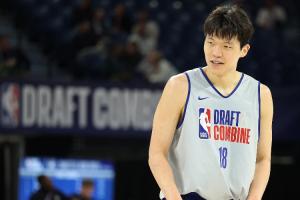 直播吧：老鹰队计划试训杨瀚森 他们有首轮13号&22号签！