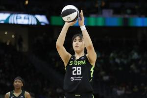 😳放弃亚洲杯留美！美记：李月汝申请交易是国家队主导的