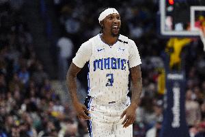 合同还剩两年！波普本季场均8.7分1.3断 季后赛三分命中率仅26.1%